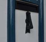 De deurklopper is origineel, de brievenbus is van later datum.
<br/>
Richard Keijzer, 2015-02-14